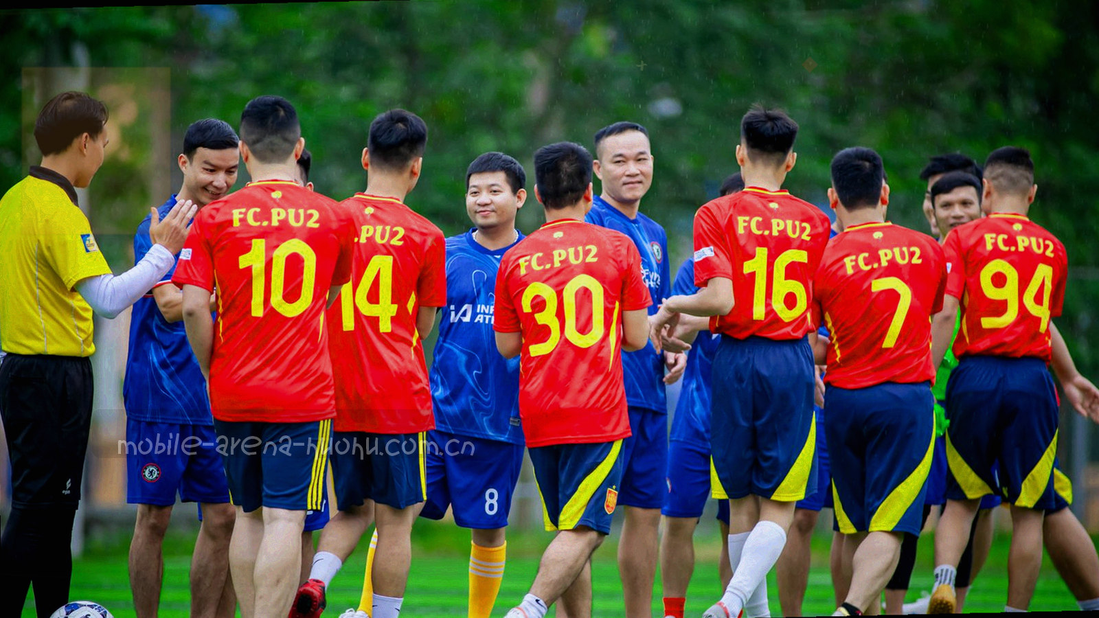 从球场入口望向看台，观众剪影沿座位区分层排开